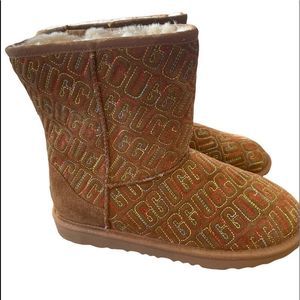 NWOT UGG Graphic Stitch Short Boot